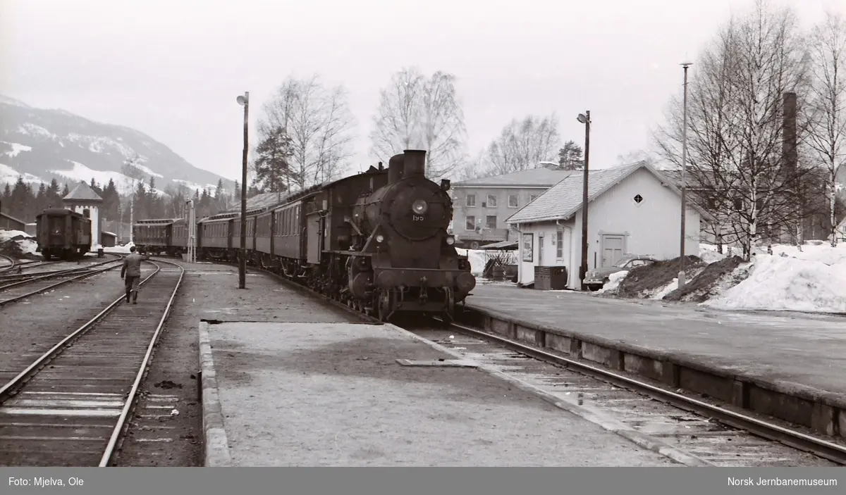 Damplokomotiv type 24b nr. 195 med persontog retning Oslo Ø på Dokka stasjon 2. påskedag 1967.