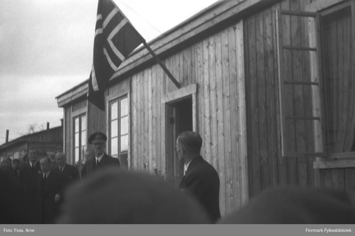 Kongebesøk i Langnes juli 1946. Kong Haakon VII reiste landet rundt for å se på krigsødeleggelsene og gjenreisningsarbeidet. Per Fokstad holder en tale utenfor Tana Turiststasjon. Han var ordfører i Tana i 1937-44 og 1945-48.