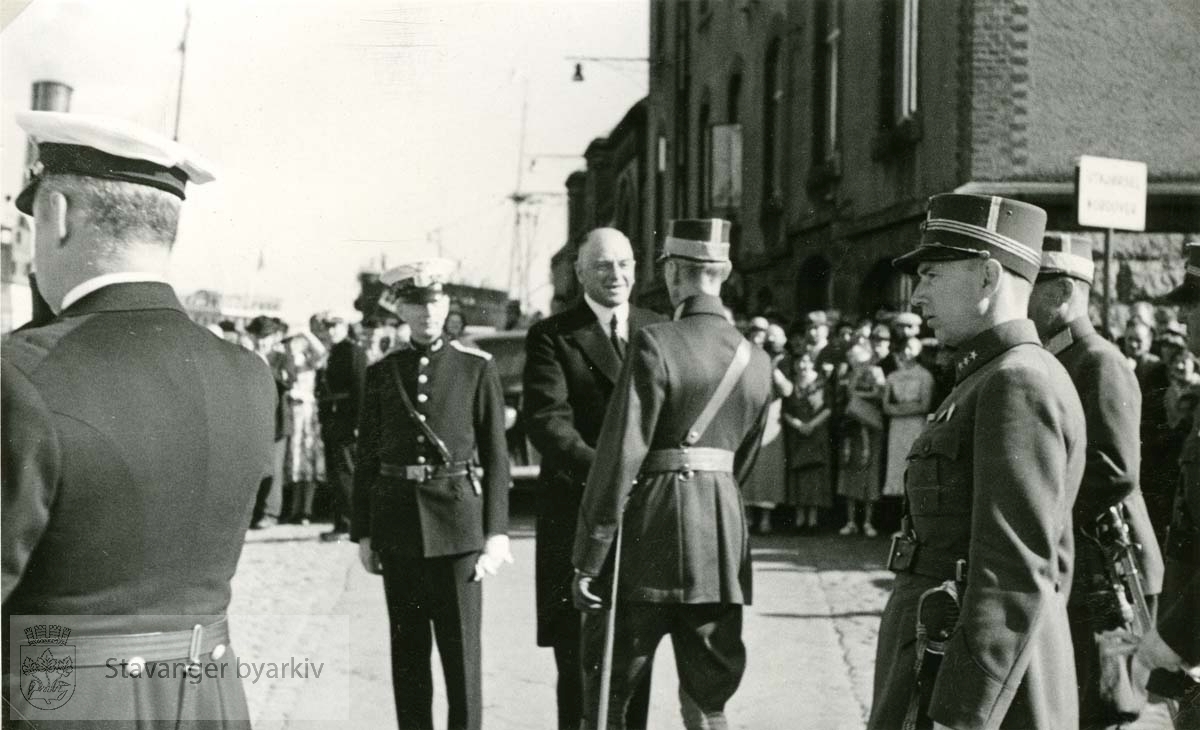 Ordfører L.W. Hansen håndhilser på kong Haakon VII ..(Fra minnealbum avlevert av familien Hansen. Bildene og dokumentene er dog blitt til som ledd av L.W.Hansens kommunale virke, og er således innlemmet som del av formannskapets bildearkiv)