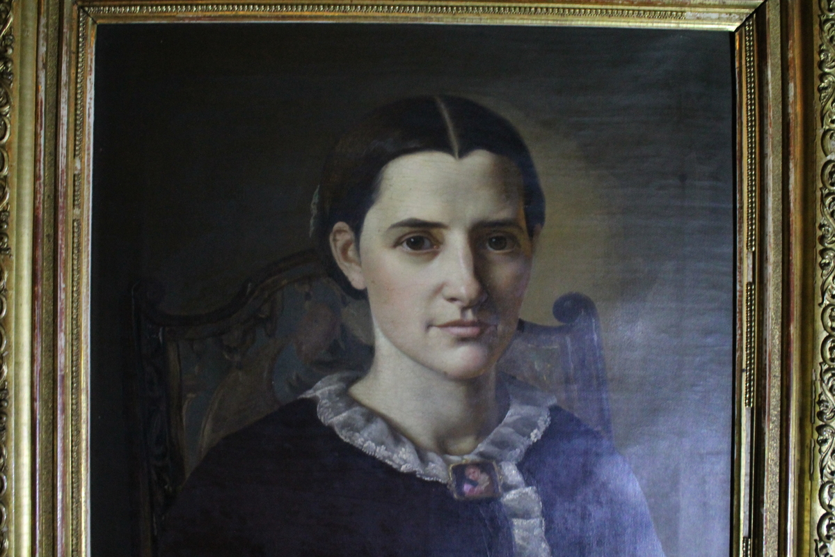 Brystportrett av Magdalene Thoresen i svart kjole med hvit rysjekrage. Dansk forfatter.