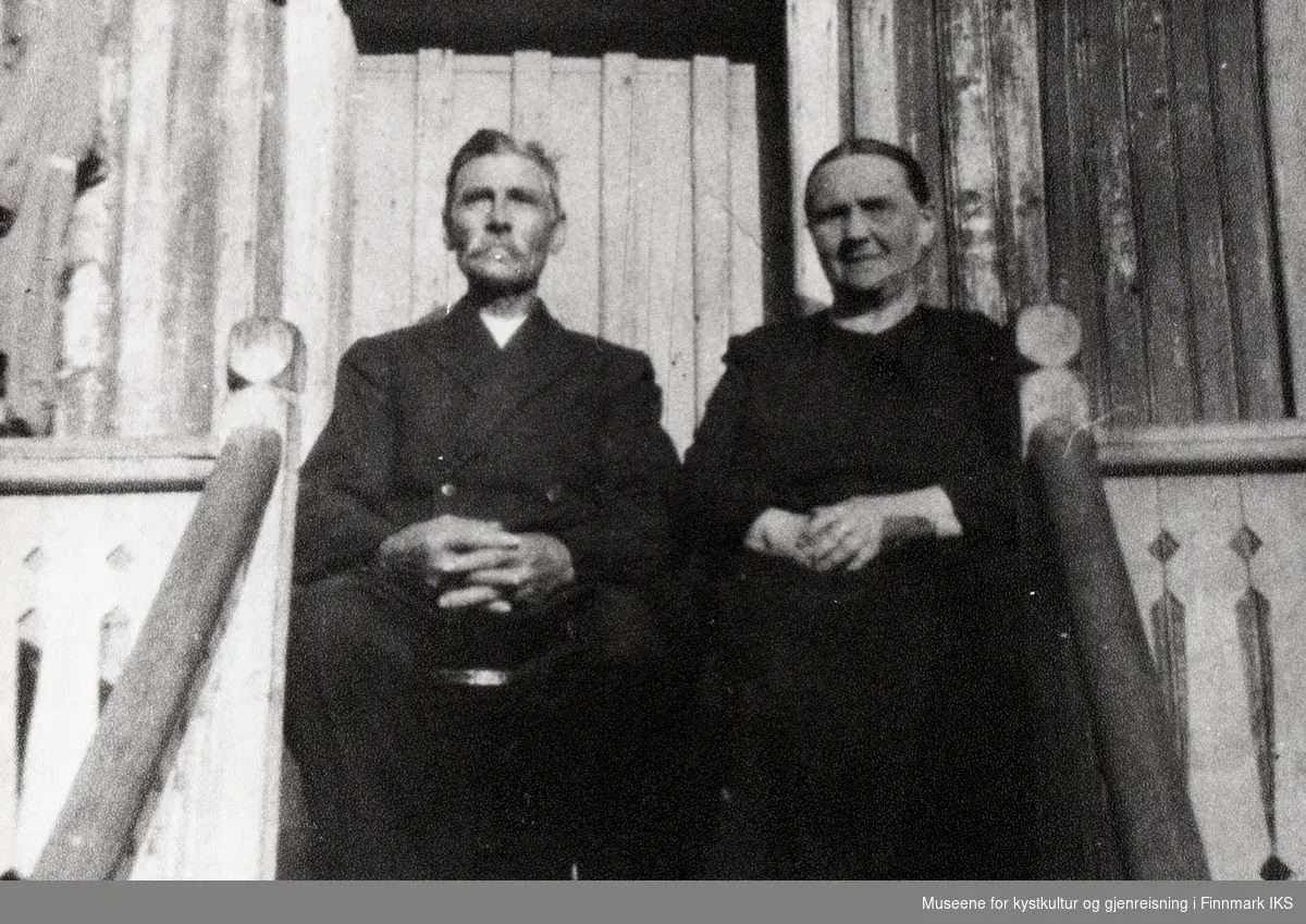 Nordvågen. Sofie og Martin Sivertsen på trappa til huset sitt. 1930-tallet.