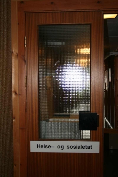 Leirfjord, Leland. Døra inn til helse - og sosialetaten, sosialkontor og barnevern på kommunehuset, før ombyggingen.