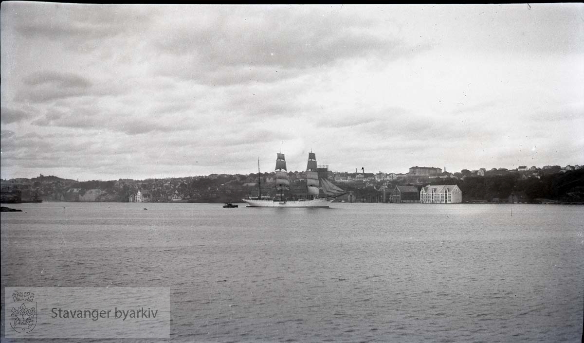 Seilskute i Innseilingen med Sandvigå og Straen.Vågen til venstre...