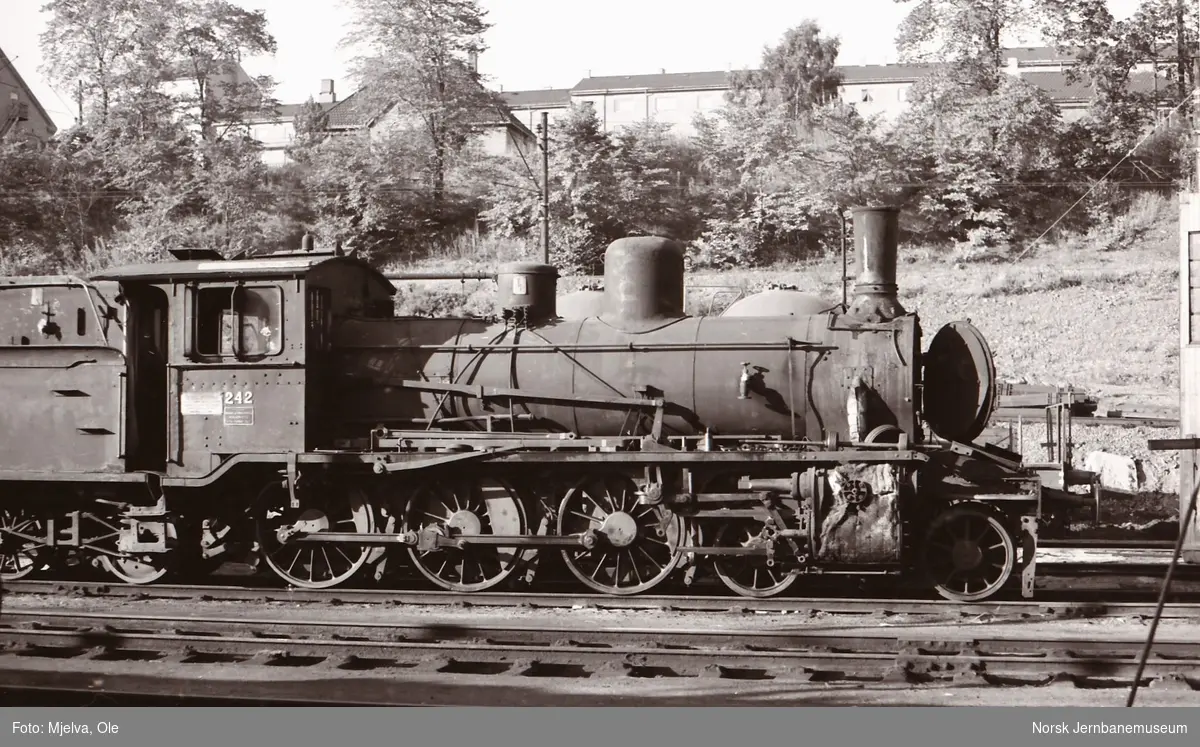 Utrangert damplokomotiv type 18c nr. 242 i Lodalen. Lokomotivet er skadet etter skifteuhell.