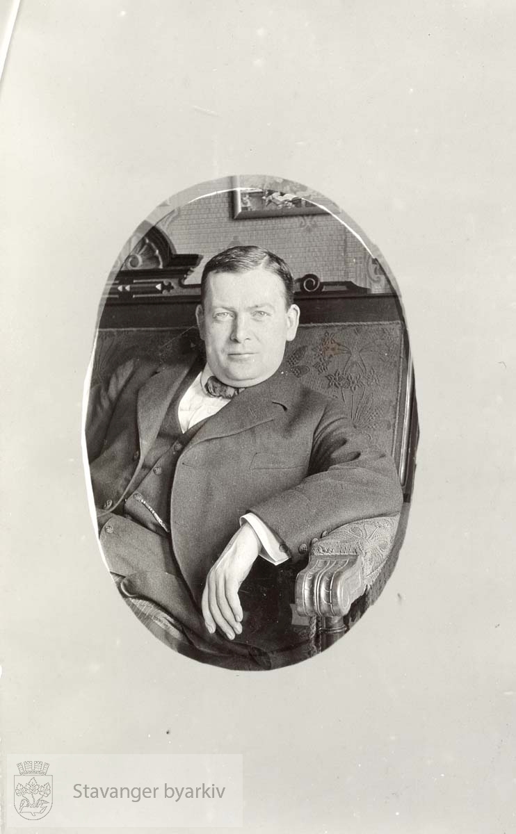 Johan A. Sandstøl sittende i en stol