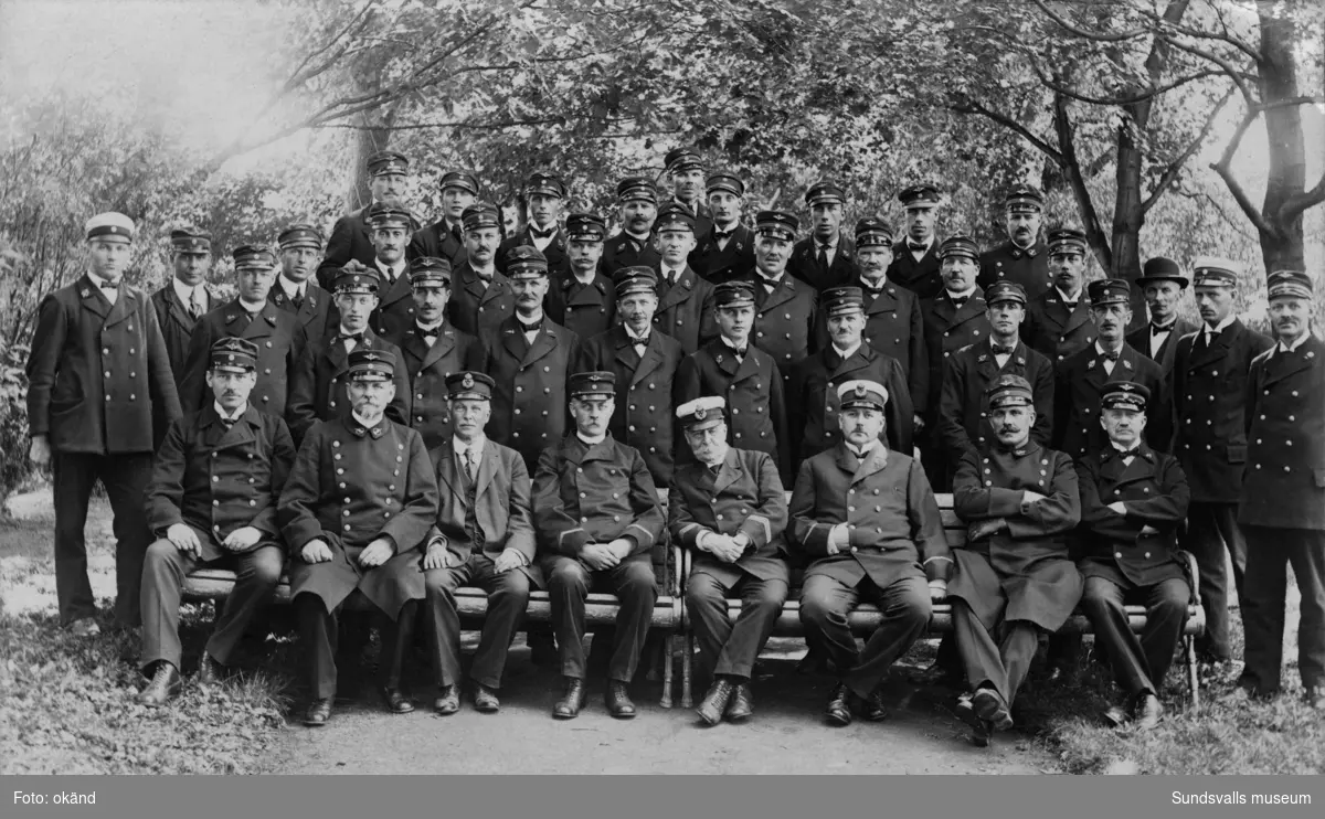 Gruppbild med personal från gamla järnvägstationen (nuvarande Kasinot 2019).