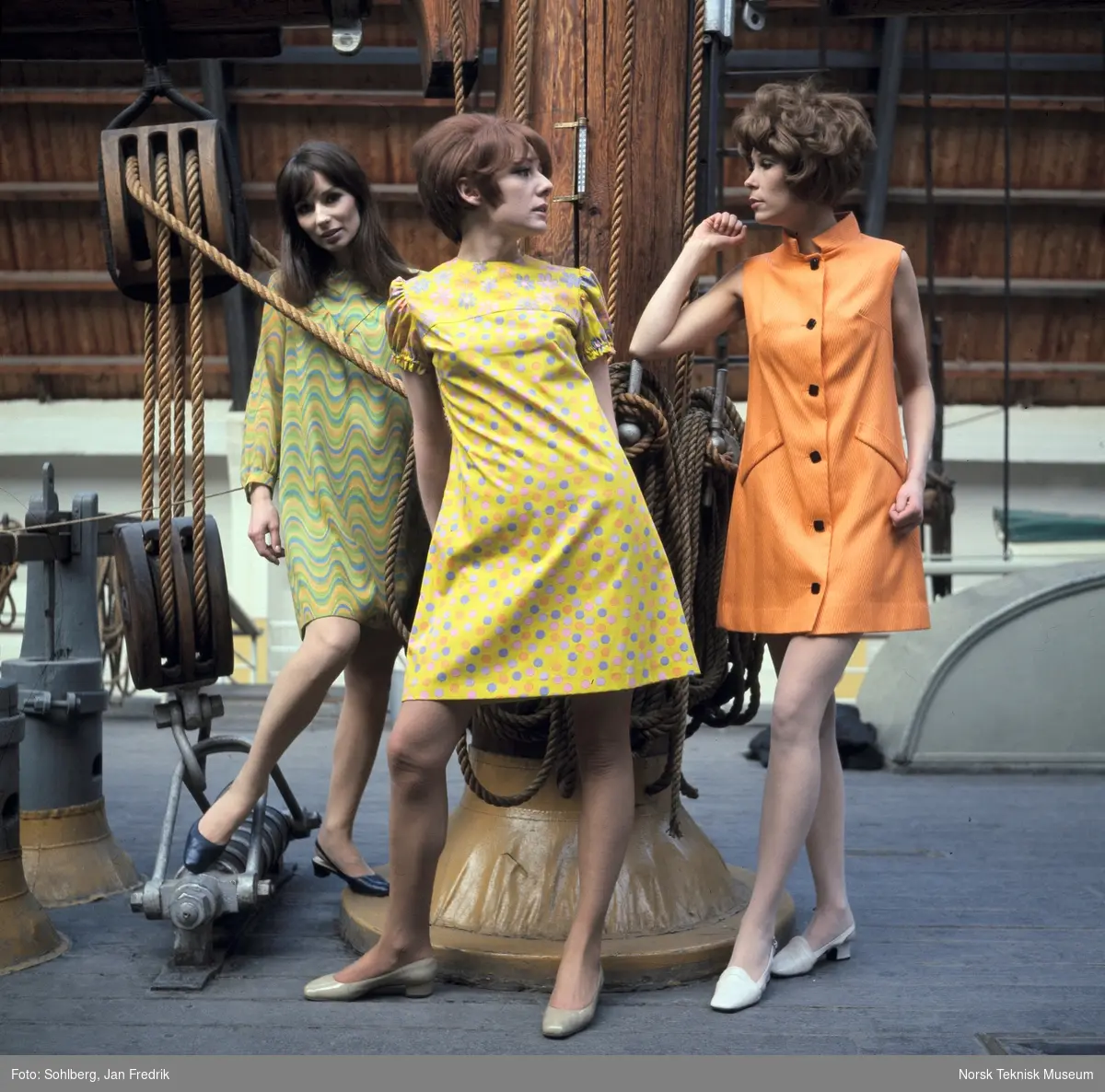 Reklamefoto. Tre kvinner i korte kjoler poserer ved en tremast på Maritimt Museum. 
Lignende motiv del av motereportasjen "'Fram' for norsk sommermote" publisert i Det Nye, nr. 18, 1. mai. 1968.
