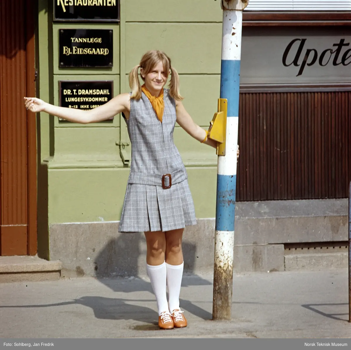Modell med kort kjole utenfor Valkyrien restaurant. Valka.