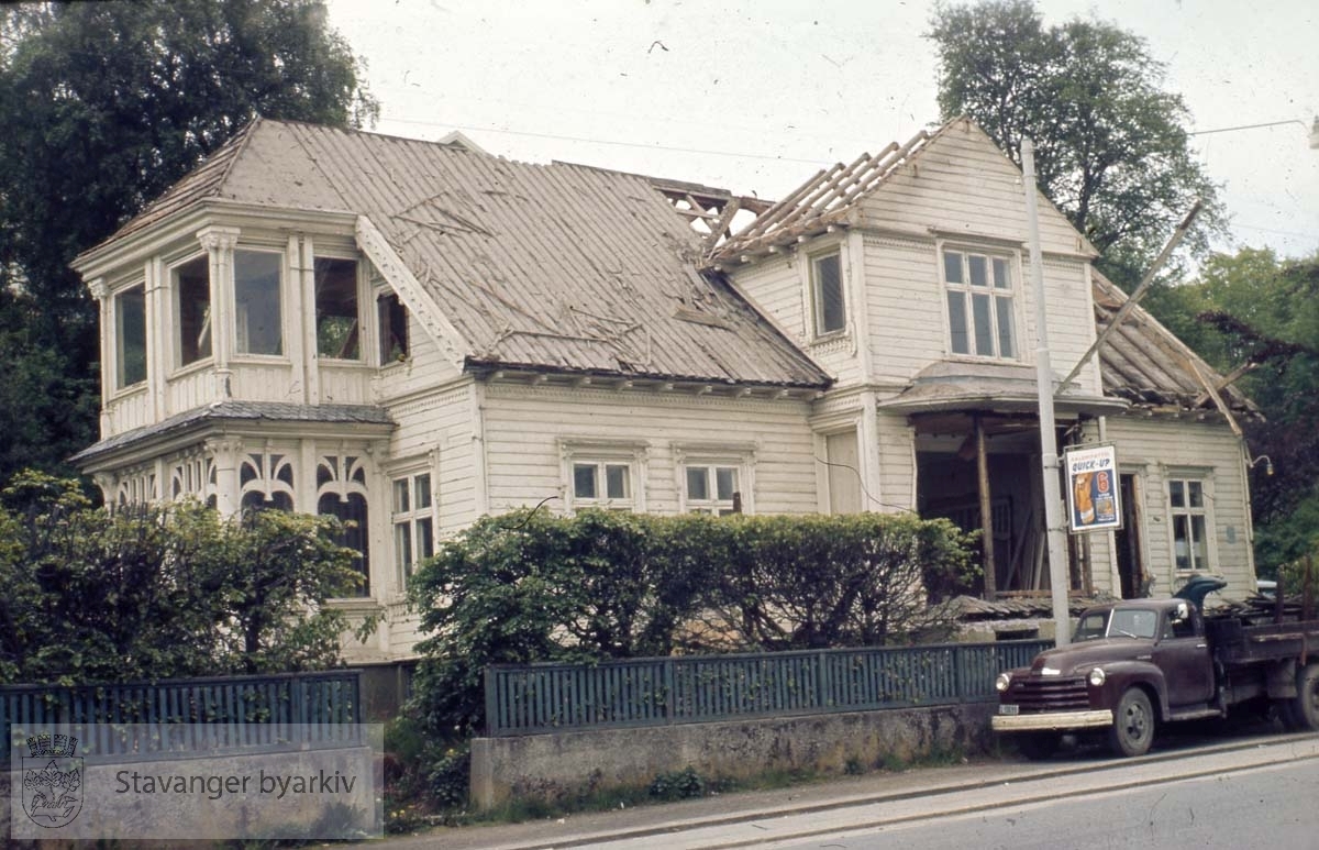 Lagårdsveien, Bjellandshuset rives .Villa i sveitserstil. Tilhørte i sin tid fabrikkeier Christian Bjelland.