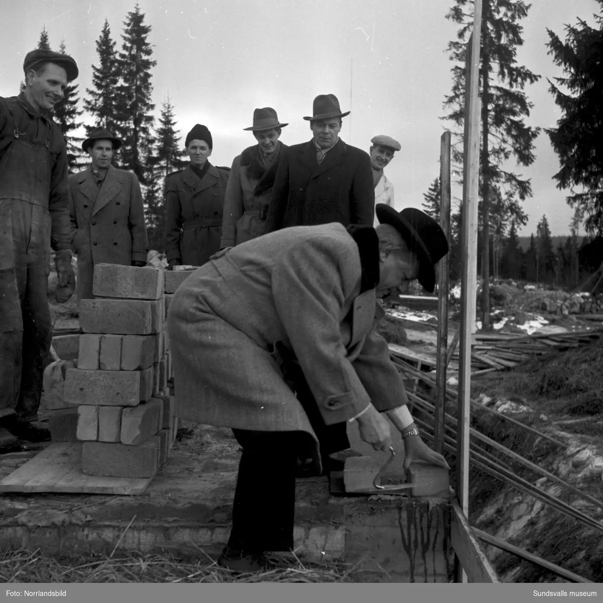Här muras den första stenen till blivande Hagaskolan 1952.
