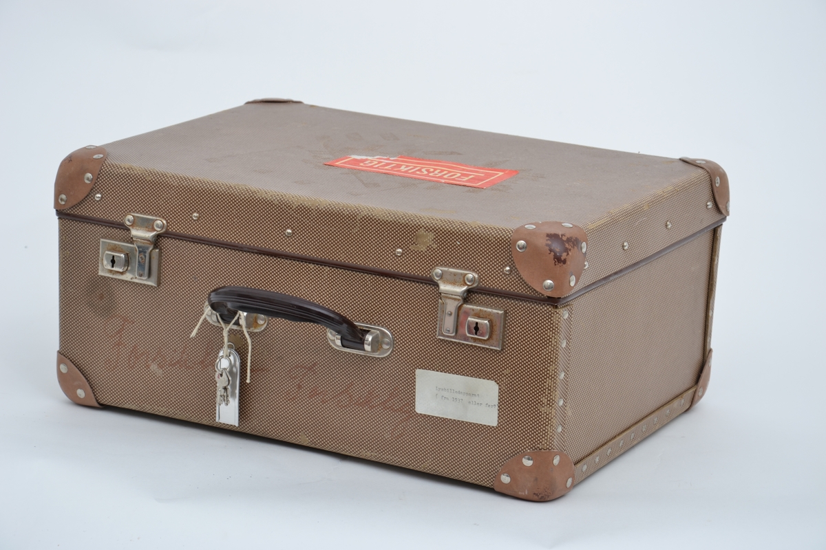 Lys- og bildebandframviser i låsbar koffert.