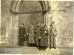 Syv studenter ved trappen til Domkirken