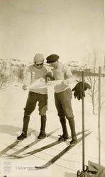 To skiløpere studerer kartet