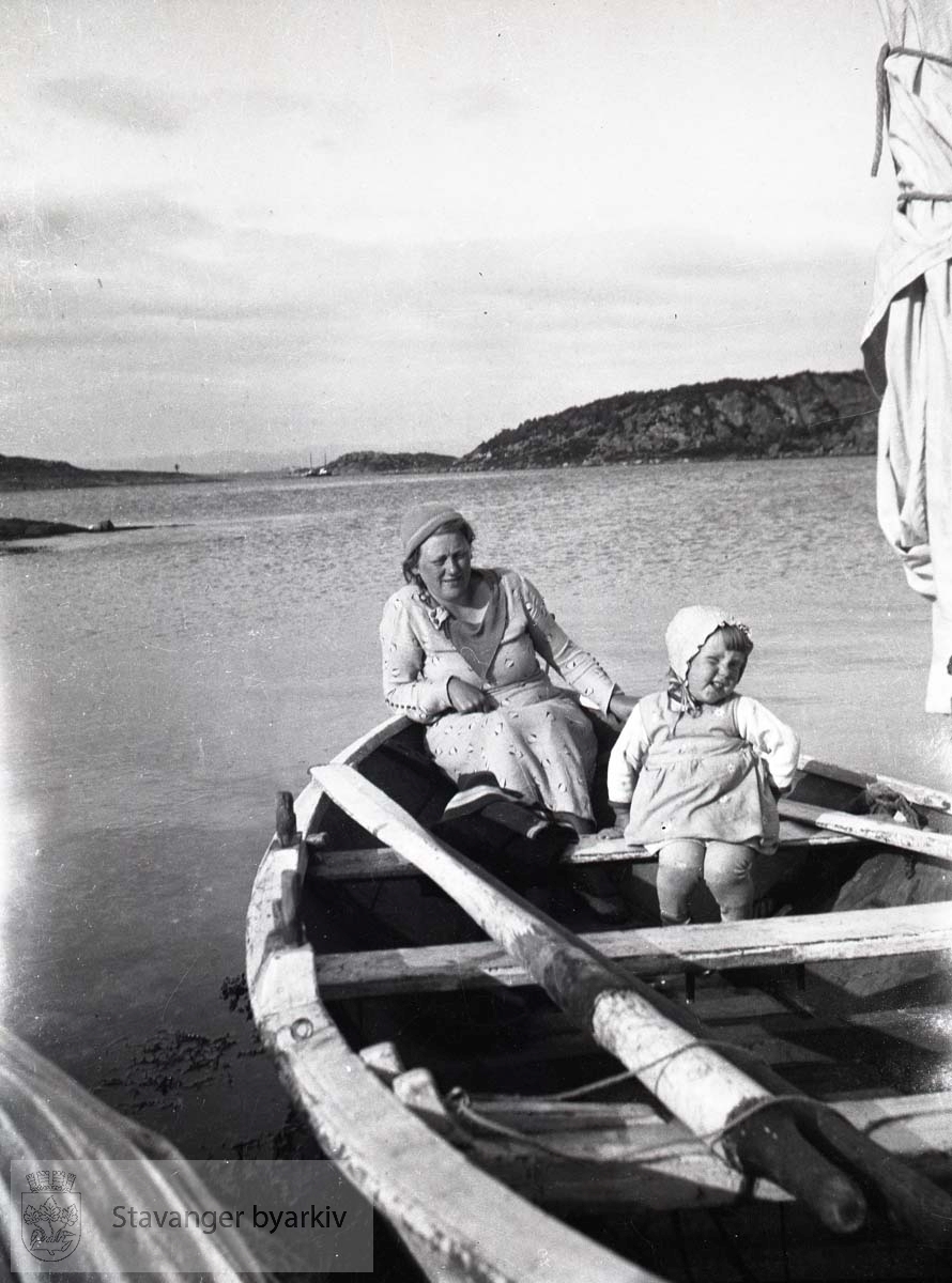 Mor og datter ombord i liten seilbåt