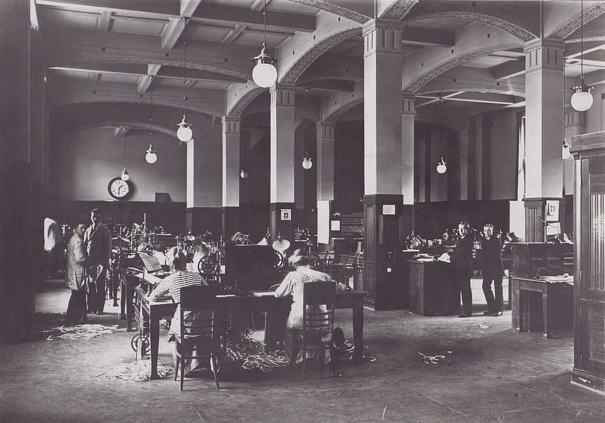 Göteborg Telegrafstation omkring 1910. Interiör.