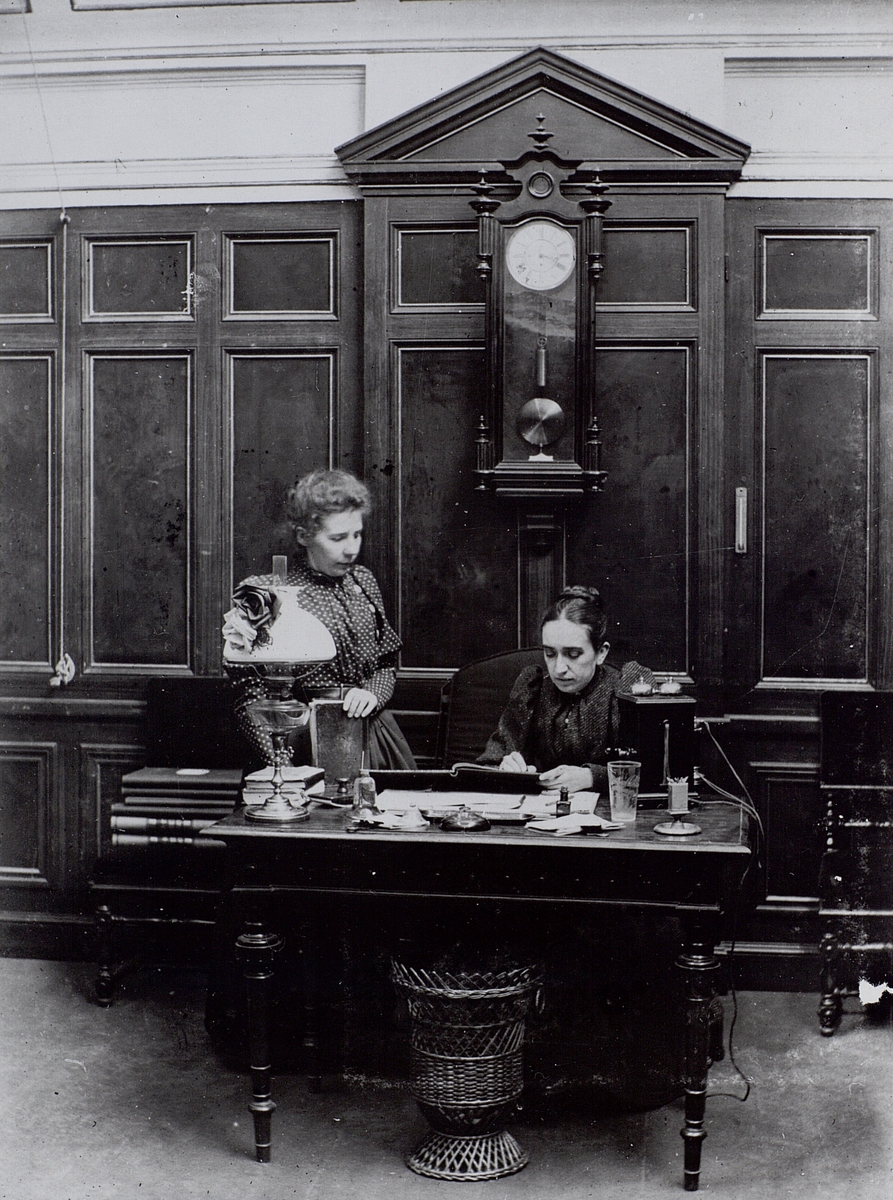 Svartmangatan 6. Vaktföreståndarebordet. 1890-talet. Stockholms Allmänna Telefon AB:s Telefonstation "staden mellan broarna".