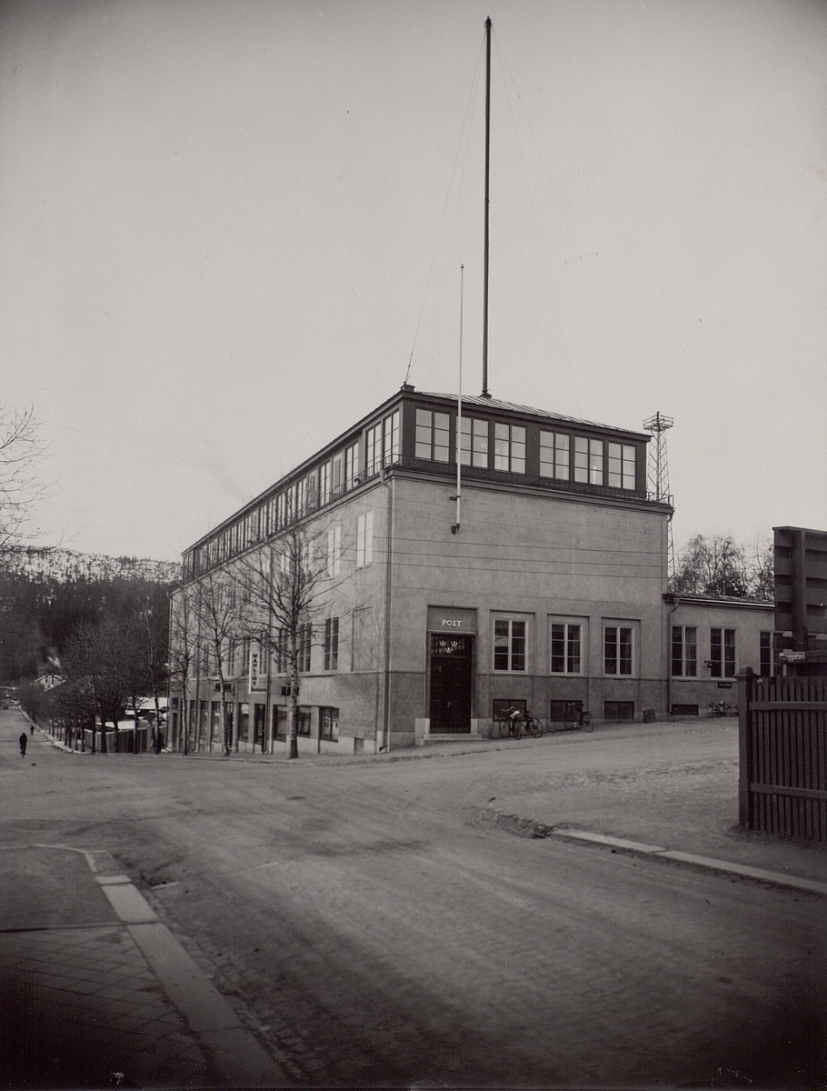 Örnsköldsvik. Rundradiostationen (i post- och telegrafhuset) , byggd 1935. Relästation.