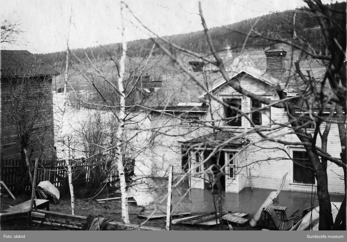 Barnhemmet på Åkroken vid Selångersån, under översvämningen på våren 1919.