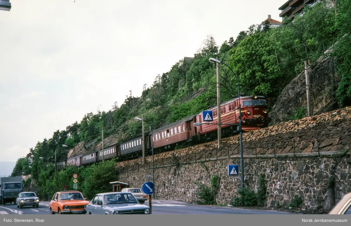 Elektrisk lokomotiv type El 13 nr. 2125 i rushtidstoget til Moss, "Ormen Lange" passerer Bekkelaget.