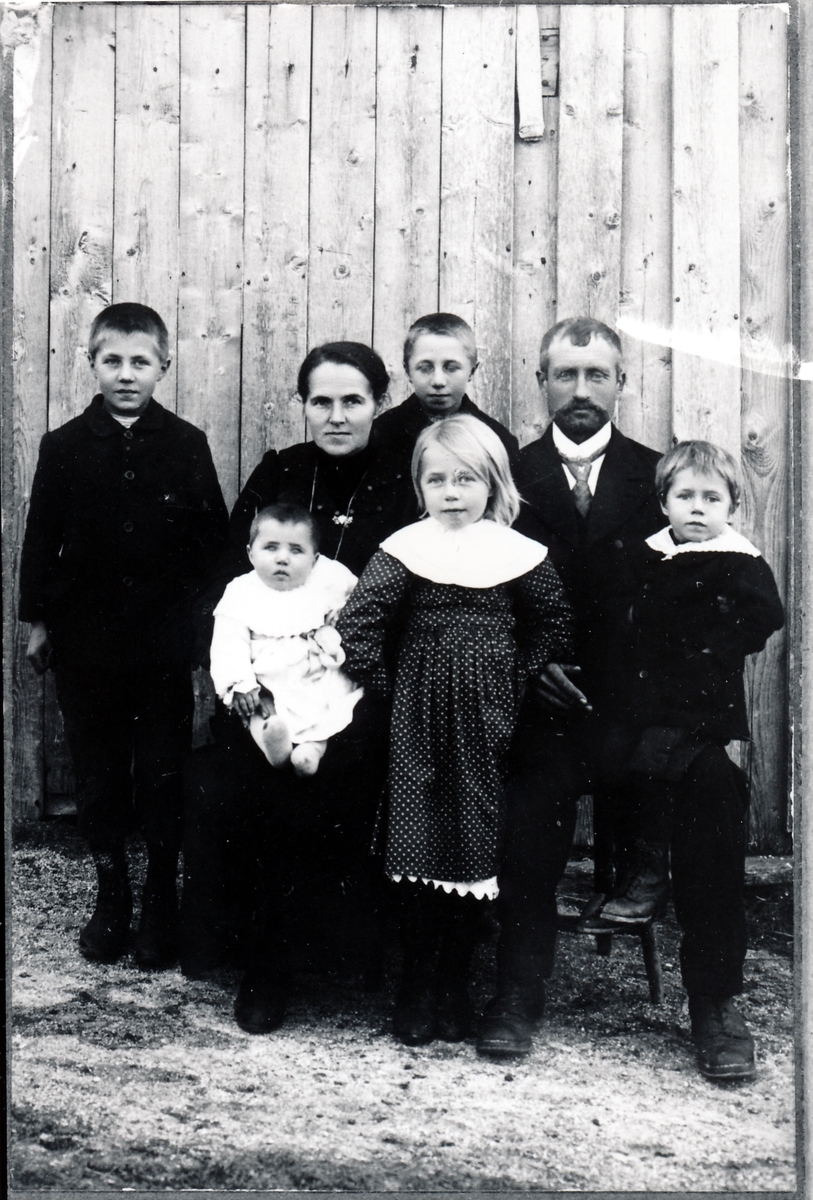 Familieportrett av  Ane og Kristian Pedersen og barna, Halsnes ca 1916