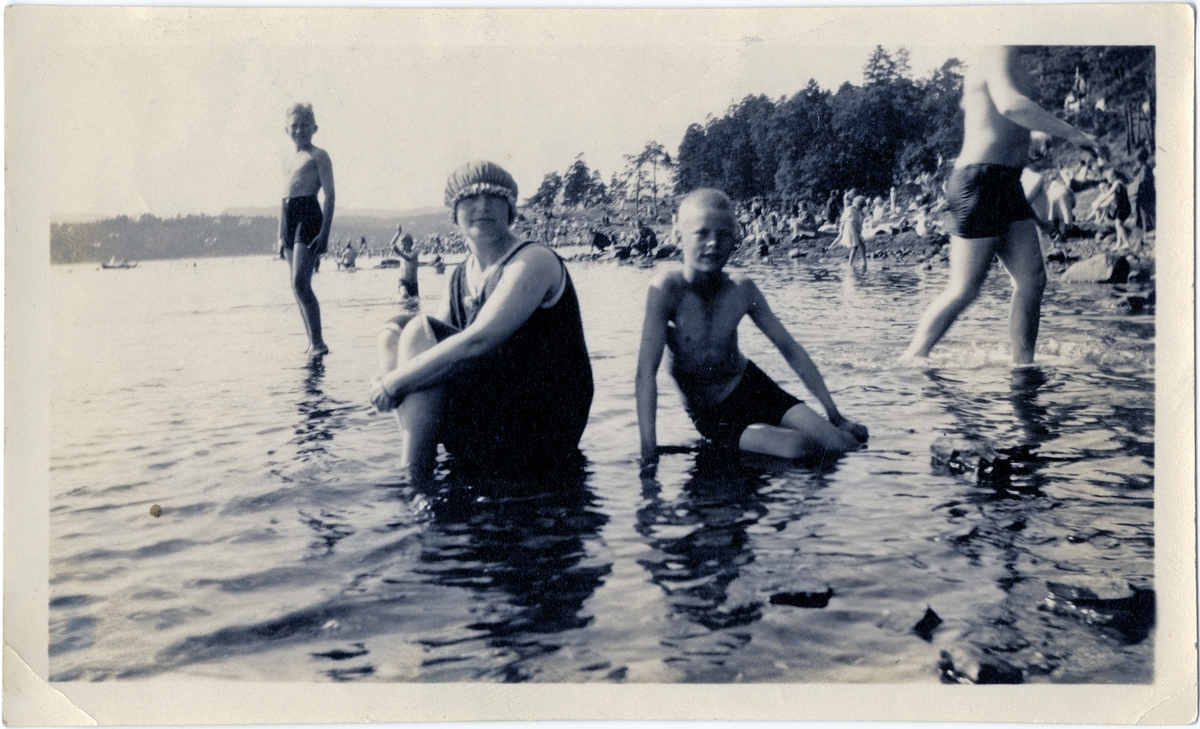 Luna Hovland med sønnene, Endre står bak til ventre og Finn til høyre, ca. 1925.
Bading i Paradisbukta, Bygdø Kongsgård.