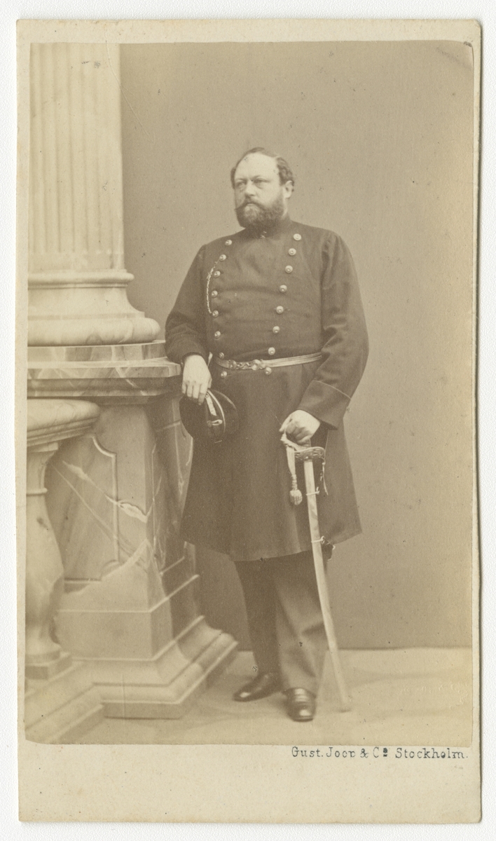 Porträtt av Astley Fürst, löjtnant vid Kalmar regemente.

Se även bild AMA.0009646.