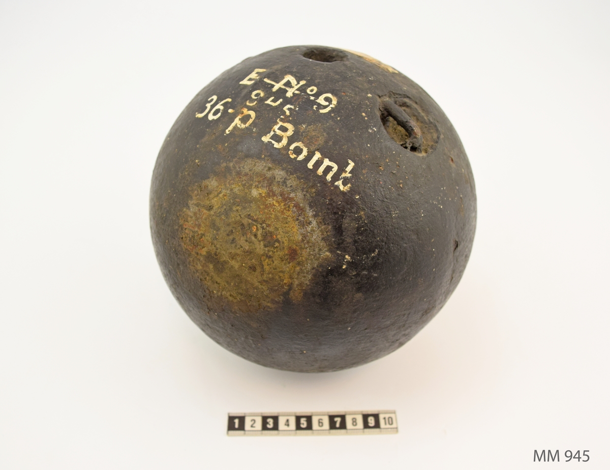 36-pundig bomb, med insänkta öron, av gjutjärn.