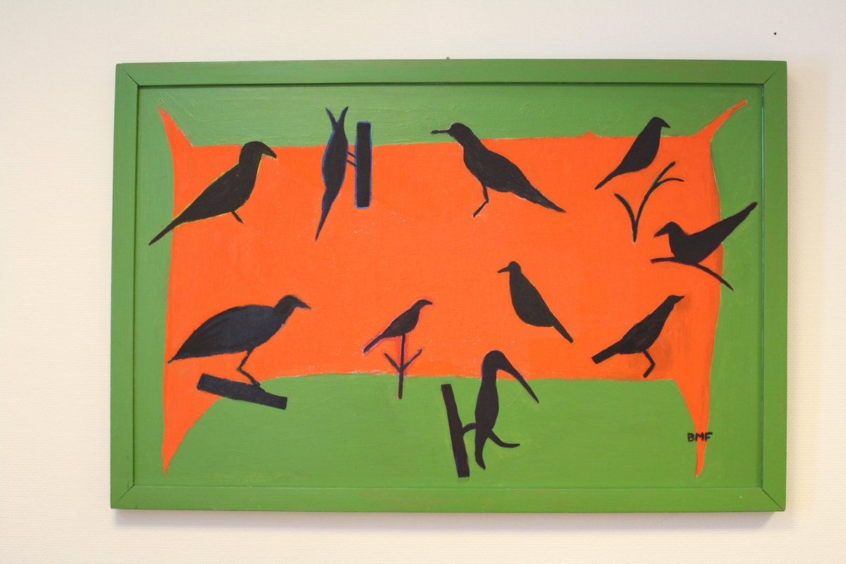 Sorte fugler mot oransj bordplate og grønn ramme.