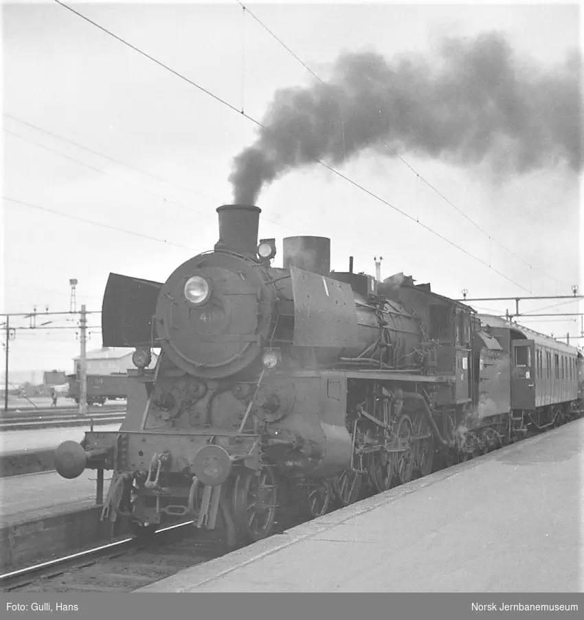 Damplokomotiv type 26c nr. 411 med ekstratog for Svenska Järnvägsklubben på Hamar stasjon.