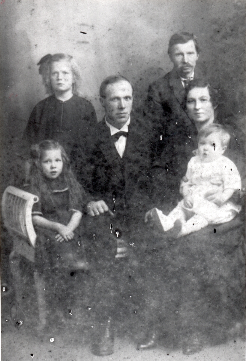 Atelierportrett av Martin og Lise Hofsøy med familie. ca 1920