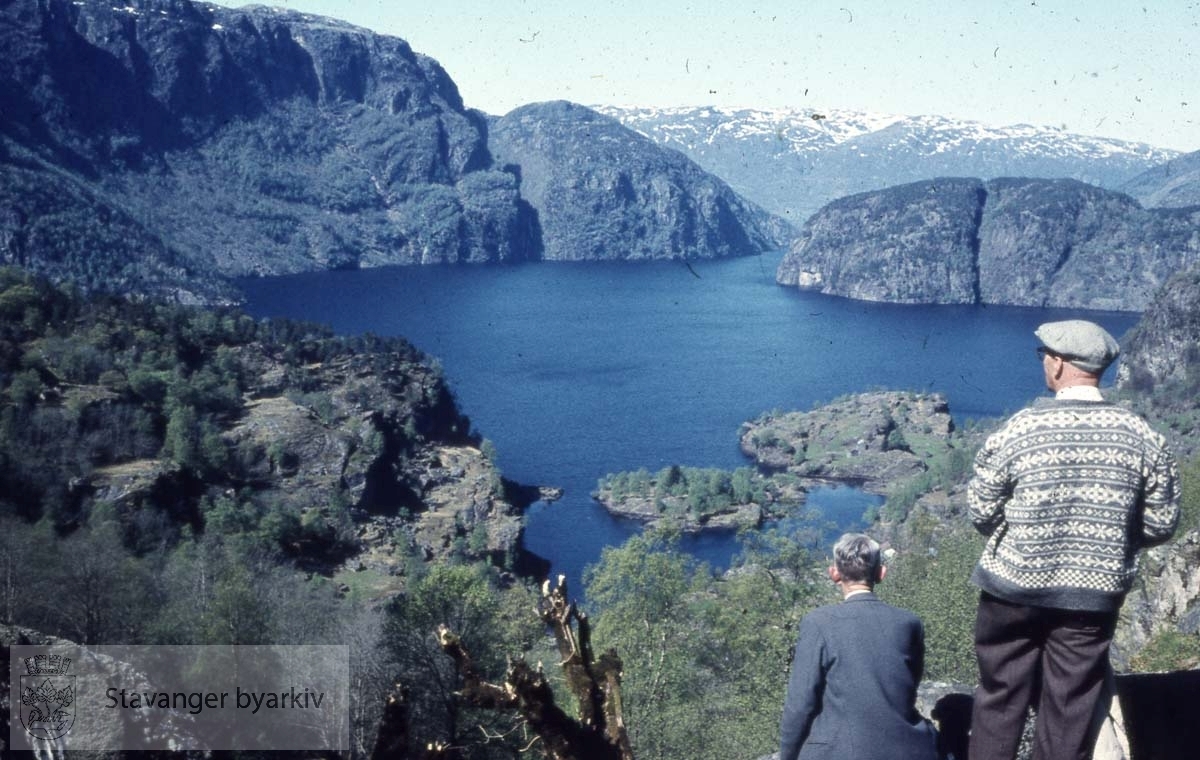 Turgåere med utsikt over vann eller fjord