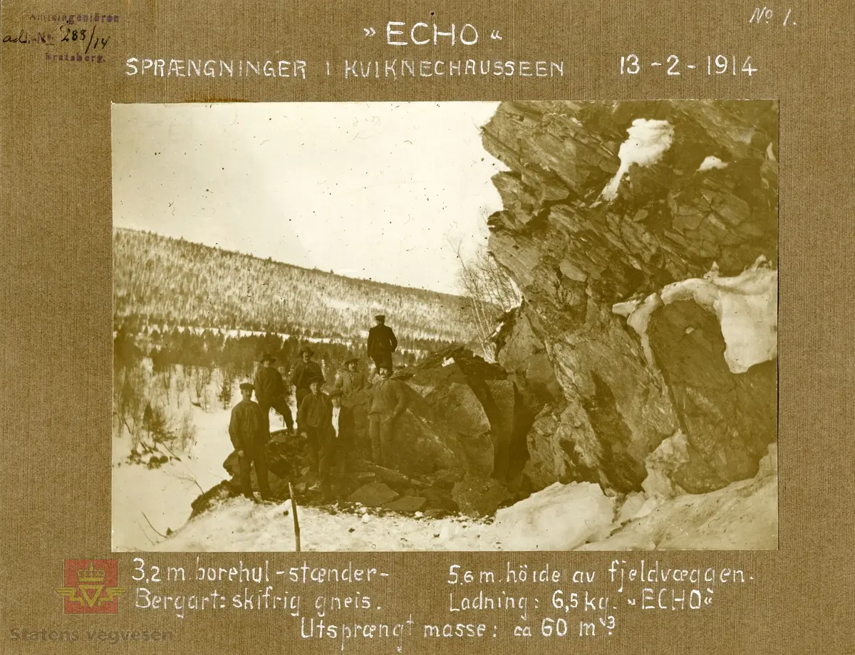 På bildet: Amtsingeniören  288/14 Bratsberg.  No1.  "ECHO" Sprængninger i Kviknechausseen 13-2-1914.
3,2 meter borehul - stænder - 5.6 m. höide av fjeldvæggen. Bergart: skifrig gneis. Ladning: 6,5 kg. "ECHO"
Utsprængt masse: ca 60 m3.

Trolig er dette bildet fra Kvikne i Hedmark og vegen mellom Tynset og Ulsberg, dagens Rv 3. I følge Skougaard 1914 side 42 og 43 var anlegget påbegynt i 1905 og var enda ikke ferdig. Terrenget kan ligne Nord-Østerdalen.
 
Det som forvirrer er at Kvikne ikke ligger i Bratsberg amt.
Trolig er dette "reklame" eller testing av sprengstoffer Echo som er sendt ut til Amtsingeniøren(e)?