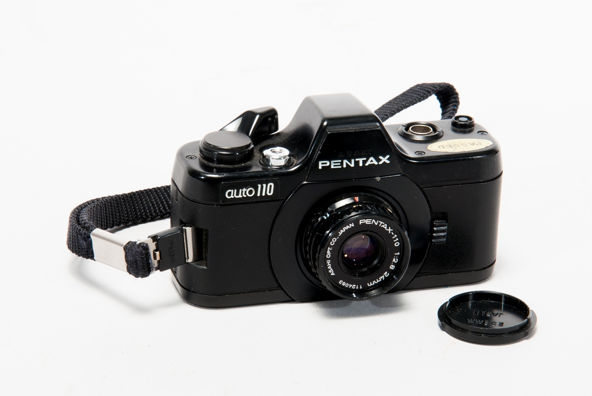 Spegelreflexkamera för filmkassetter i 100-formatet. Med handlovsrem och linslock.
Optik: Pentax-110 1:2,8 24 mm nr 1124063.