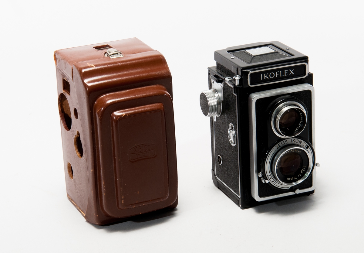 Tvåögd spegelreflexkamera för rullfilm i 120-format, med läderfodral. 
Optik Novar-Anastigmat 1:3,5 f=75 mm. 

Märklapp i kameran: Garantibevis från Hasselblads fotografiska AB, gäller till 1/2 1959.