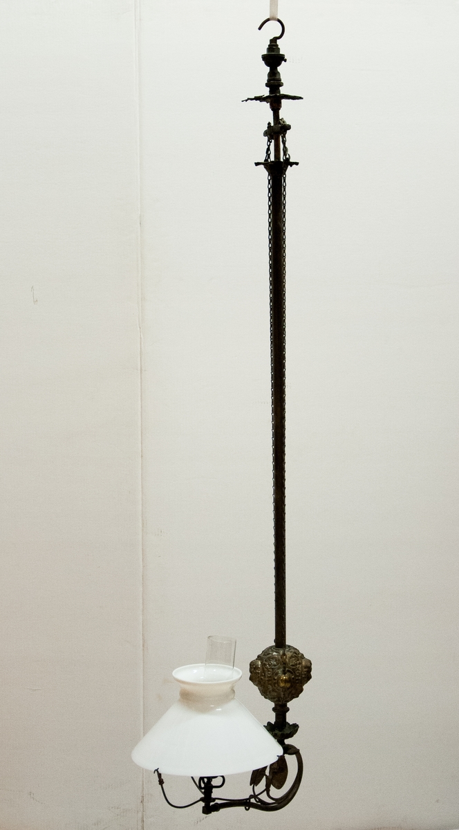 Taklampa med porslin skärm.
Etikett med text: "enarmad takhängare med ..takslid använd för kontorsbelysning" (delvis otydligt). Påhängd bricka med nr 36.