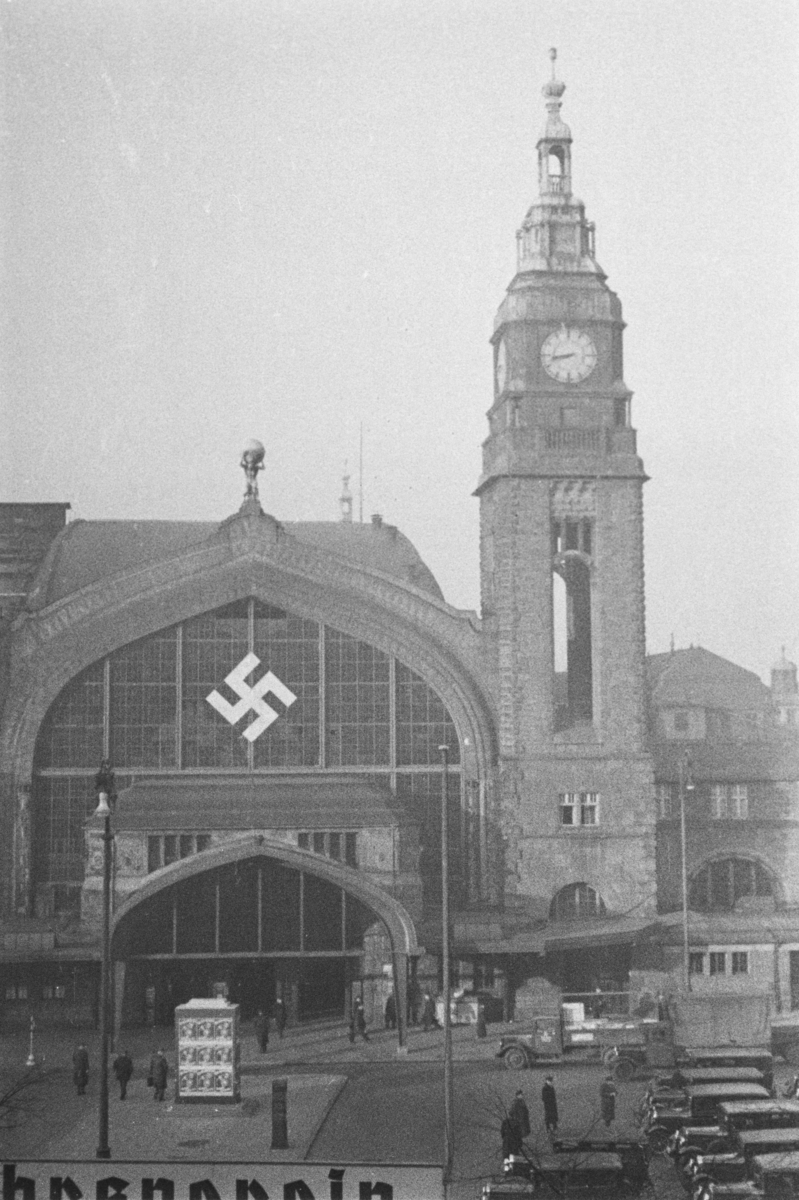Hamburg Hauptbahnhof i Tyskland dekorert med hakekors.