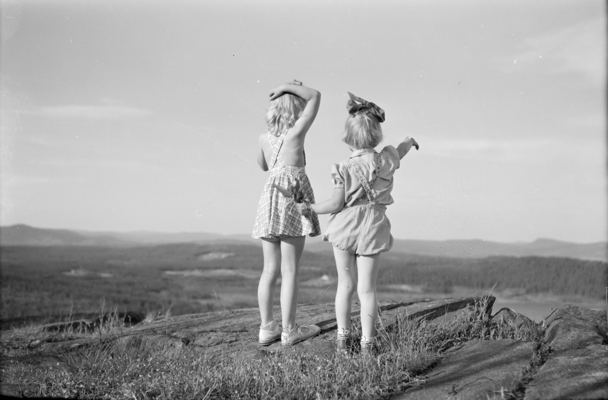 To barn på et høydepunkt med fin utsikt