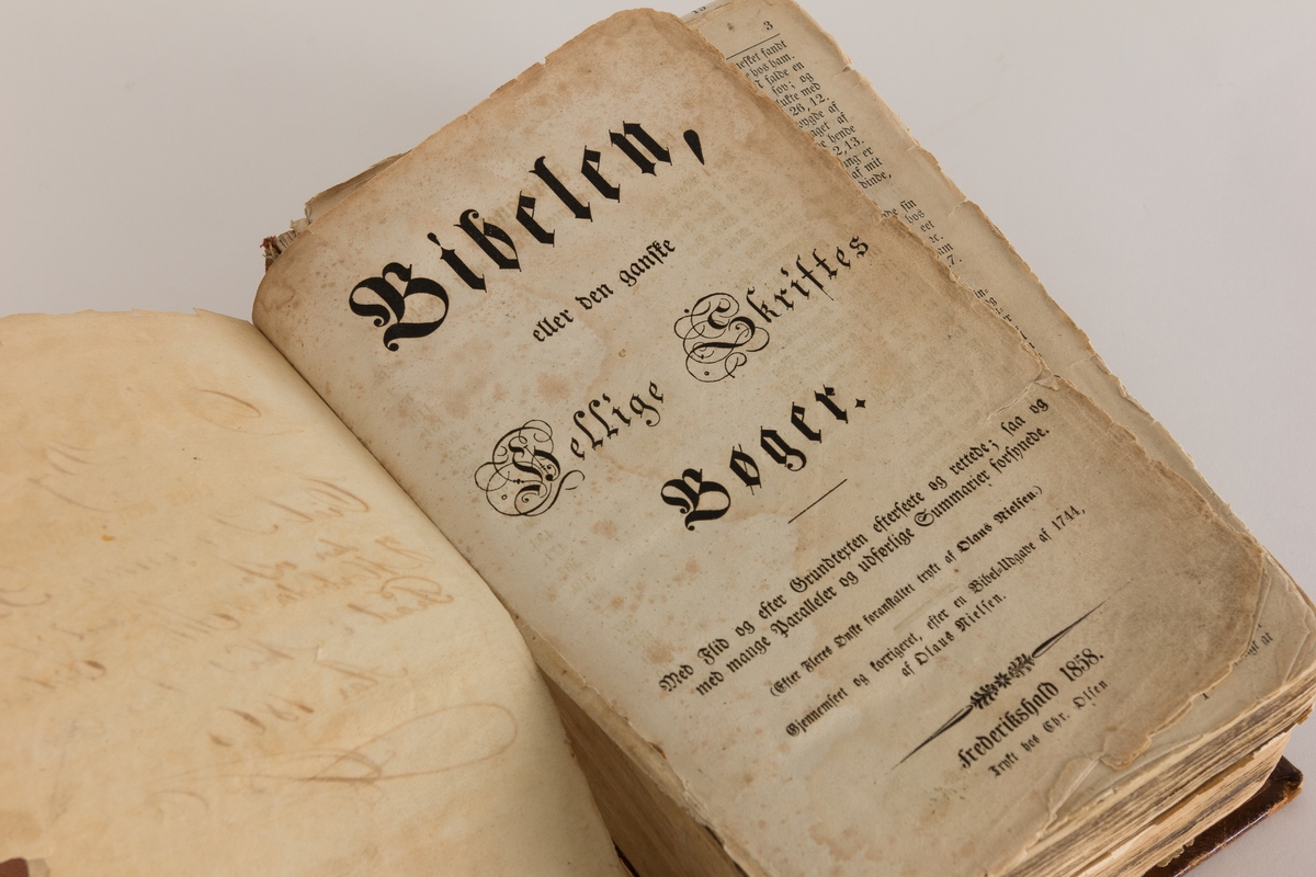 Bibel, skinninnbundet, publisert i 1858 hos Chr. Olsen i Frederikshald (Halden) med noen skader