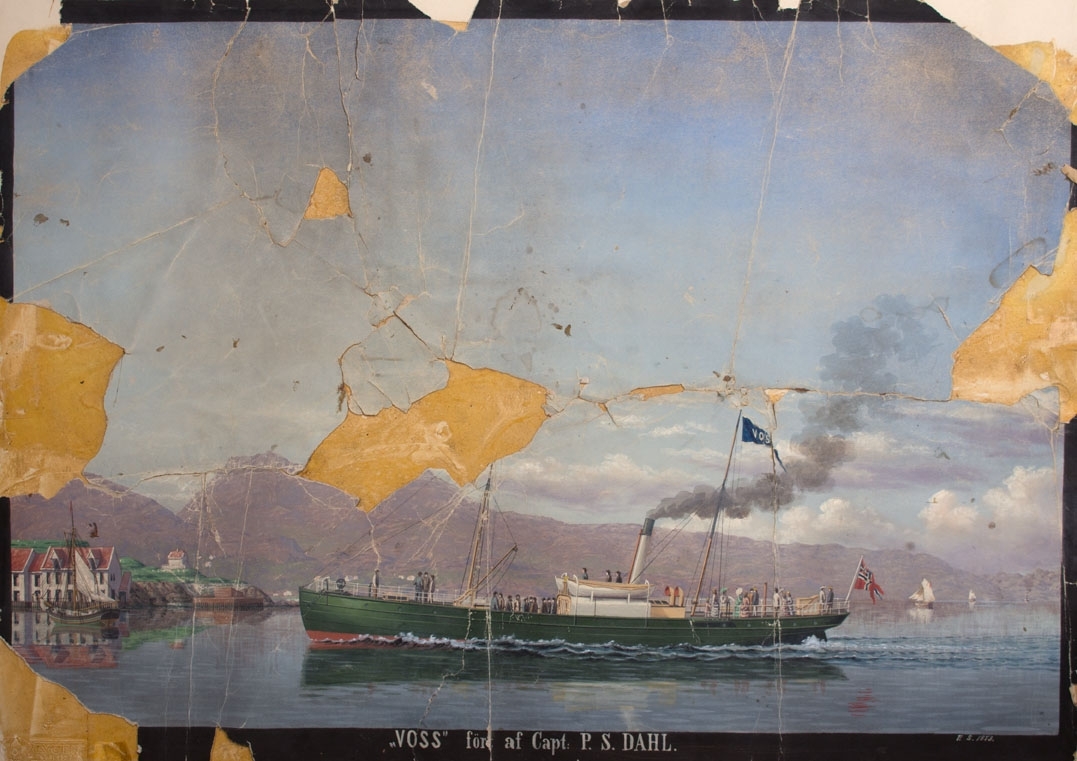 Skipsportrett avDS VOSS under fart på vei inn til Bergen. Ser Nordnes med "Katten" i bakgrunnen. Skipet fører unionsflagg og har passasjerer ombord. Ser ett seilfartøy til venstre i motivet.