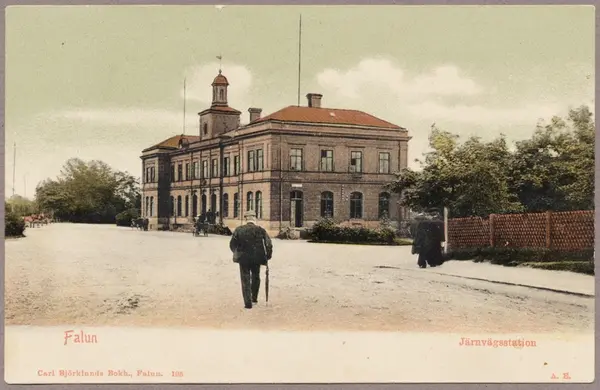 Vägsida Av Stationshus Med Resande I Bild. - Järnvägsmuseet ...