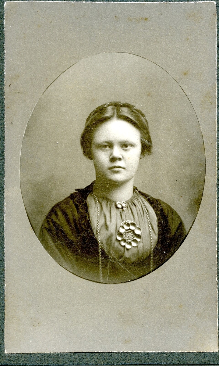 Portrett av ung ukjent kvinne.