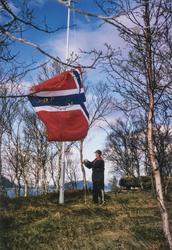 Leirfjord, Fagervika, Bruneset. Gunnar Fagervik heiser flagg