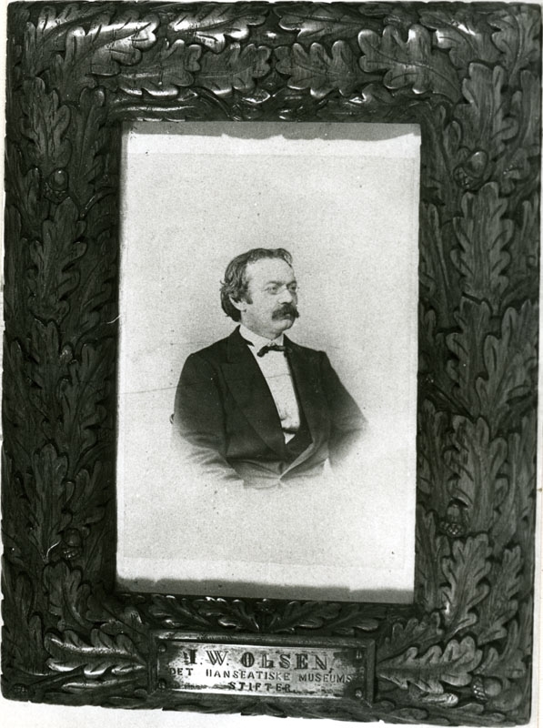 Brystportrett av Johan Wilhelm Olsen, hodet vendt mot høyre.