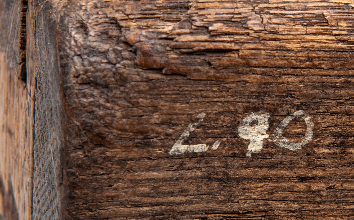 Kubiskt träkärl, krönt första gången 1771, sista gången 1854.
Av ekträ, laxad i kanterna, grova naglar av trä och järn i botten.
Volymen ökad i ovankant med trälist.