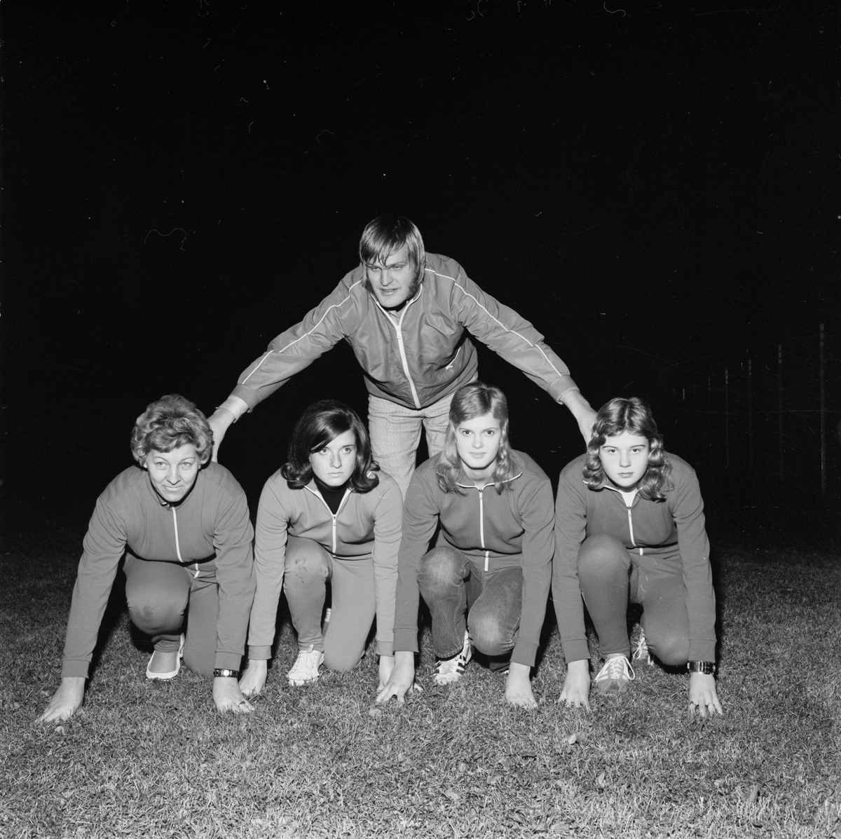 Damer hårdtränar för 1972 års seriefotboll, Tobo, Tegelsmora socken, Uppland, november 1971