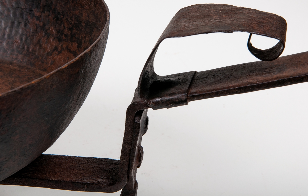 Stekpanna av järn, vridbar, fästad på en trefot med sidohandtag.
Pannans diameter 28 cm.