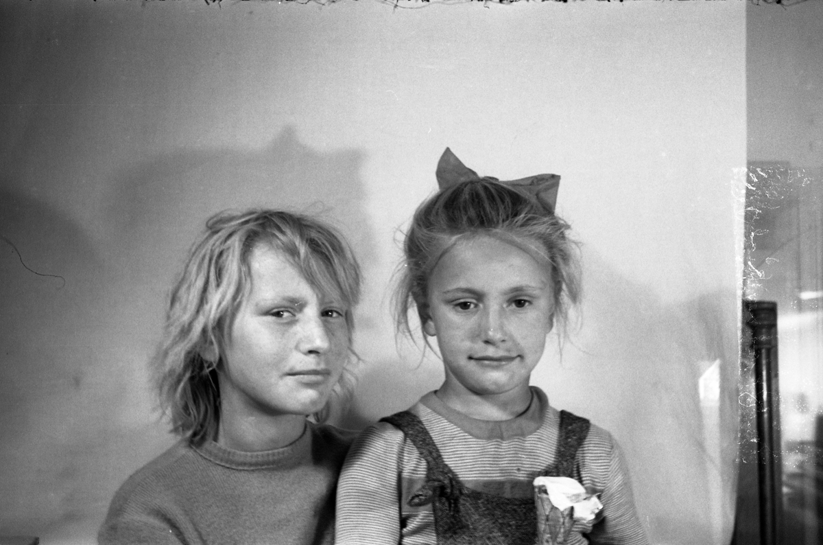 Portrett av to uidentifiserte jenter, den ene noe eldre enn den andre.