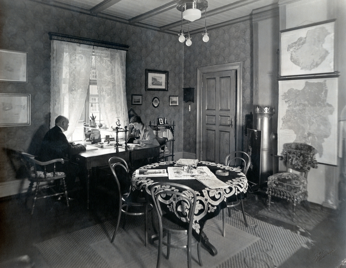 Bildet viser Bachkes arbeidsværelse i bygningens 1.etasje. Ved skrivebordet sitter ekteparet Victoria og Christian Anker Bachke.