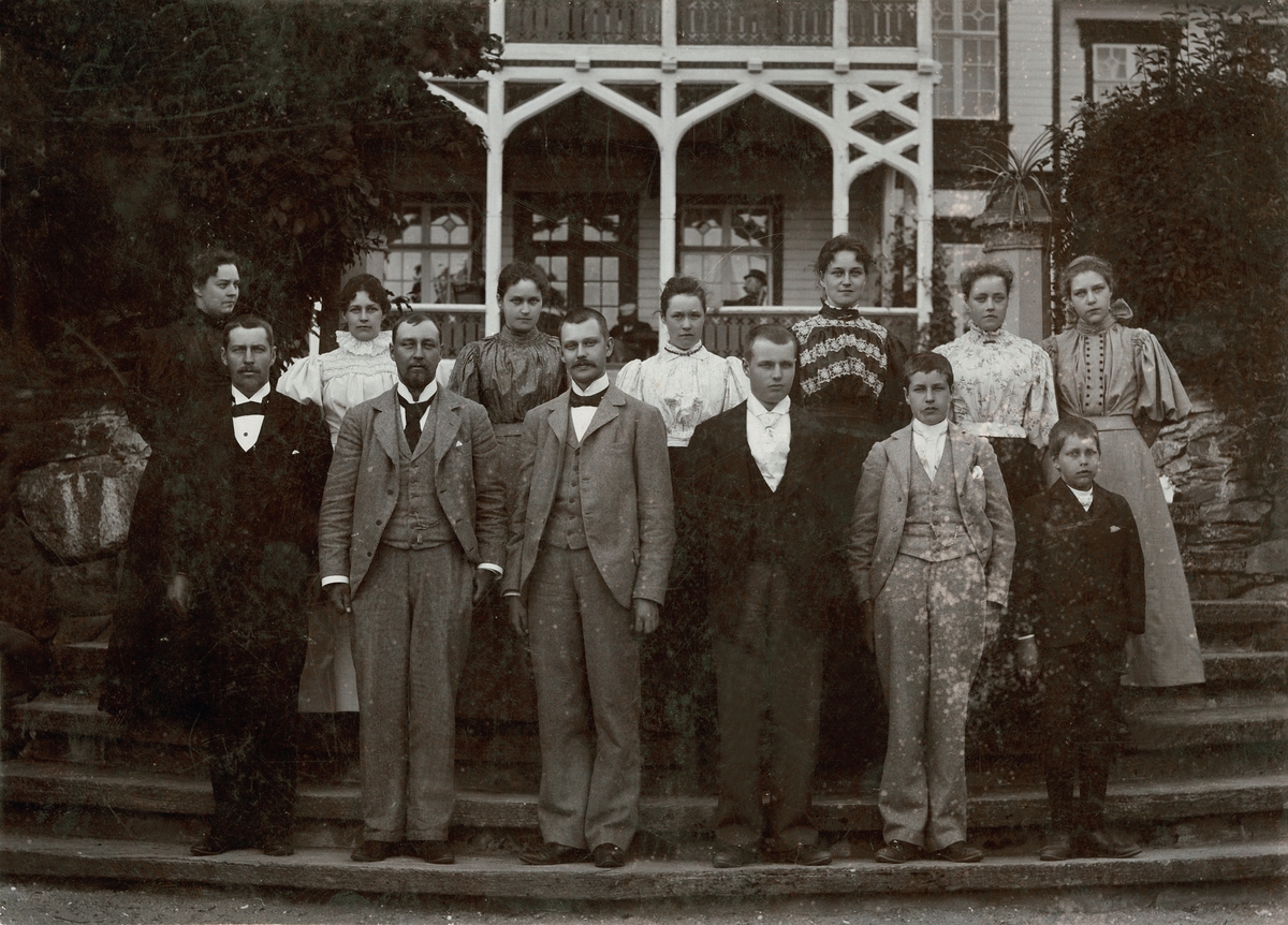 Bildet viser Bachkebarna. Christian Anker Bachke står i midten påi første rad. Bildet er tatt ca. 1890 -1900.