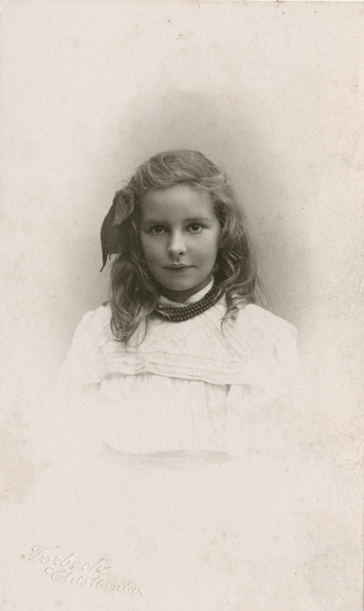 Bildet er datert 1908 og forestiller (Inger) Charlotte Flood.